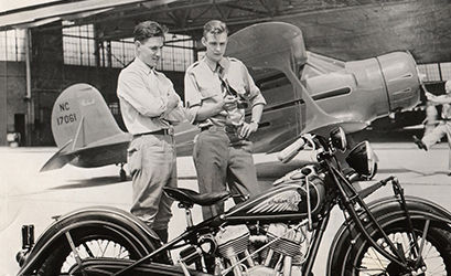 Charles Franklin admirando una motocicleta indian chief de 1921