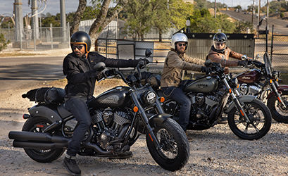 3 motocyclistes se préparent à partir sur leurs motos indian Chief