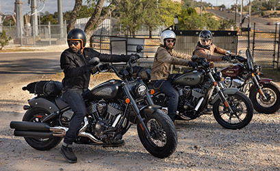3 conductores se preparan para irse en sus motocicletas indian chief