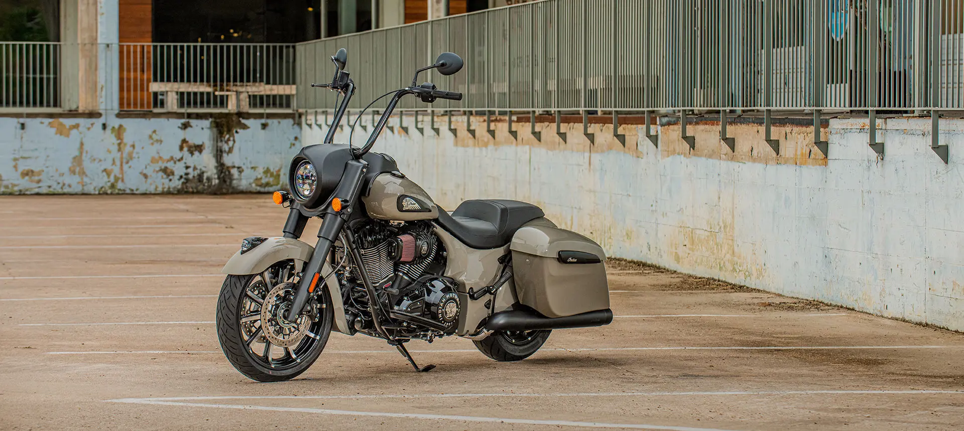 motocicleta indian springfield dark horse en color cuarzo gris