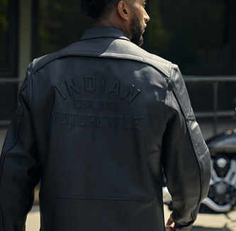 Vue arrière d’un homme portant un blouson en cuir Indian Motorcycle