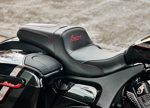 Costuras premium en el asiento de la motocicleta 2024 Indian Challenger Elite.