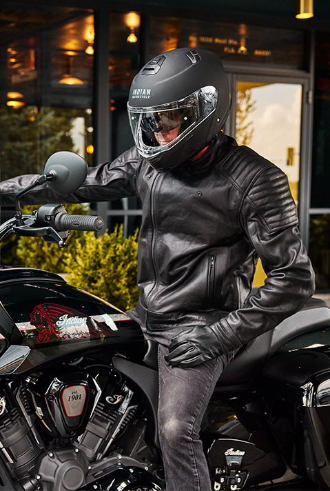 Persona sentada en una motocicleta Indian Challenger Elite 2024.