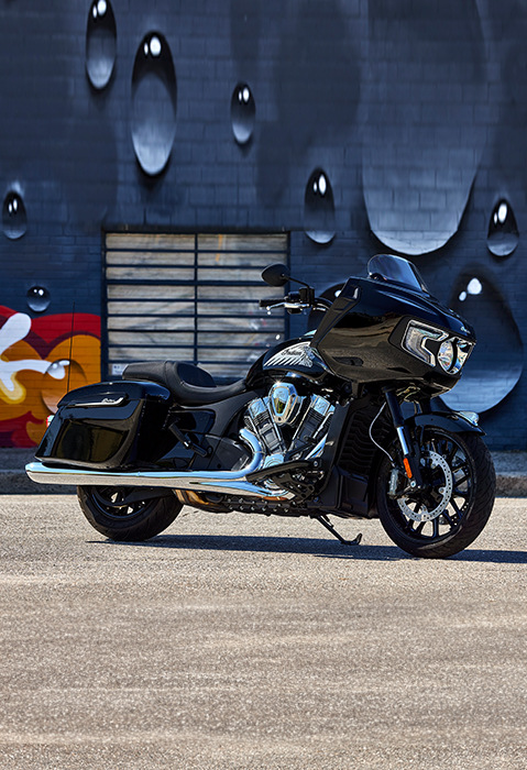 Vue latérale d’une moto bagger Indian Challenger 2025 stationnée couleur Black Metallic.