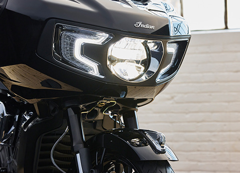 Gros plan sur le phare d’une moto bagger Indian Challenger 2025.
