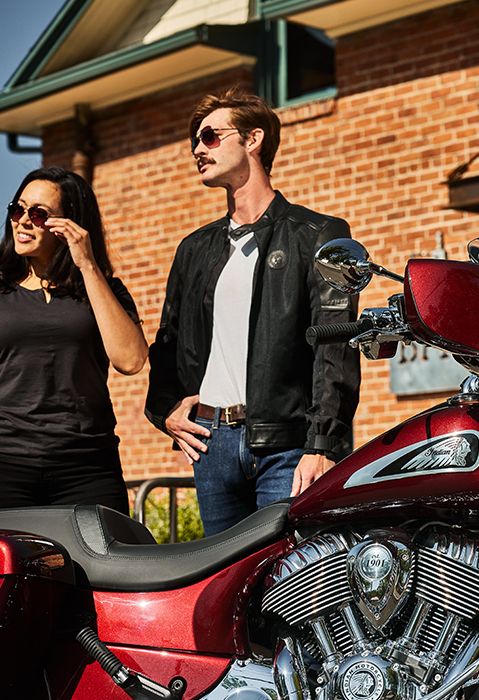 deux personnes se tenant près d’une moto indian chieftain limited 2024