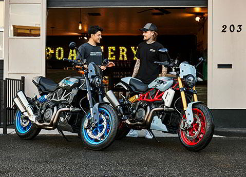 deux hommes debout près de leurs motos indian ftr 2024
