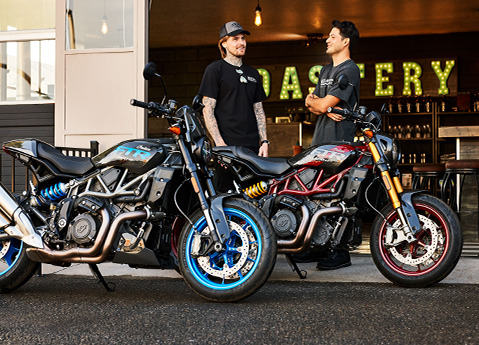 une motocyclette indian ftr sport 2024 et une moto indian ftr r carbone 2024 côte à côte