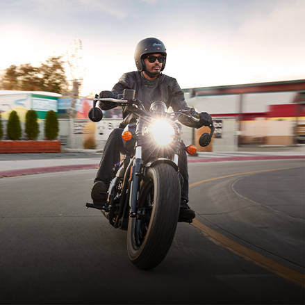 Homme conduisant une moto bobber.