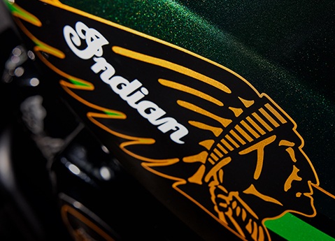 Acercamiento del logotipo en el tanque y de la pintura en una motocicleta touring Indian Pursuit Elite de 2025.