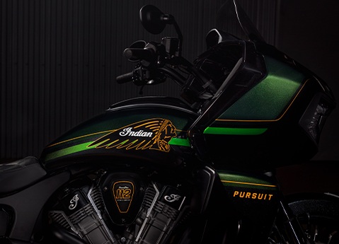 Acercamiento del perfil lateral del tanque, el motor 112 y los carenados en una motocicleta touring Indian Pursuit Elite de 2025.