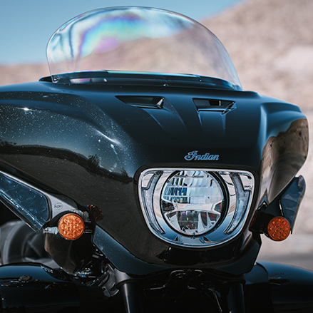 Perfil lateral de una motocicleta estilo touring Indian Roadmaster que muestra su máxima protección contra el viento.