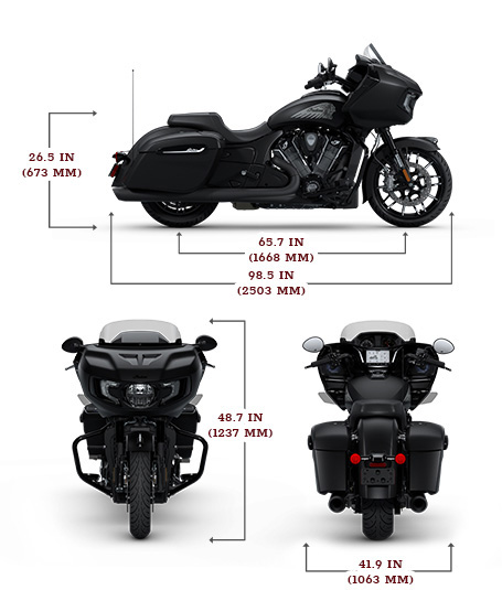 Vue latérale d’une moto Indian Challenger Dark Horse 2025 équipée de l’ensemble PowerBand Audio, avec les dimensions de hauteur, de largeur et de longueur.