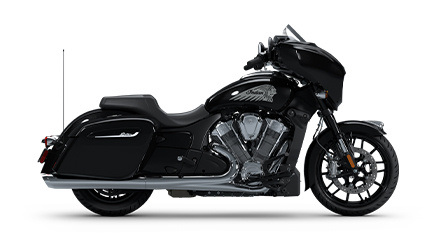Perfil lateral de una motocicleta bagger Indian Chieftain de 2025 en Negro Metálico.