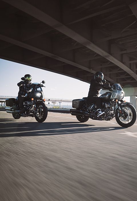 2 motoristas en motocicletas 2025 Indian Sport Chief RT cruiser.