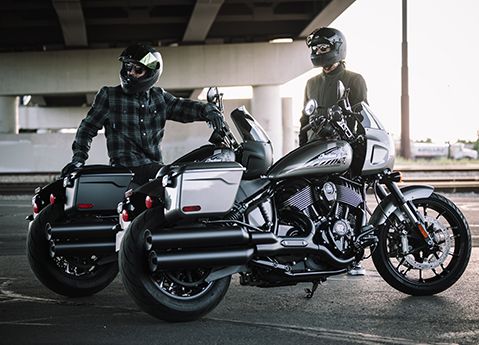Dos personas preparándose para montar sus motocicletas cruiser Indian Sport Chief RT 2025.