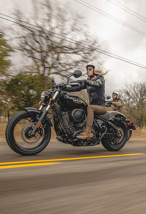 Deux personnes pilotant leurs motos cruiser Indian Chief 2025 sur une grande route.