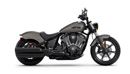 Profil latéral d’une moto cruiser Indian Chief 2025 couleur Heavy Metal Smoke.