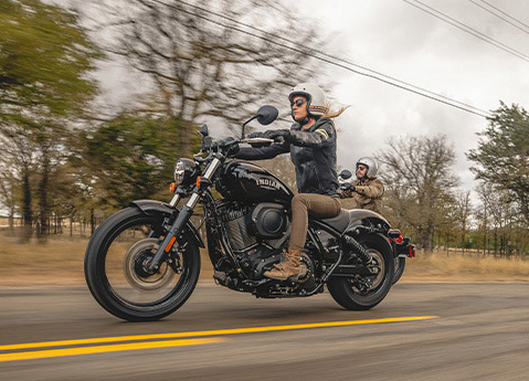 Deux personnes roulant sur une grande route au guidon de leurs motos cruiser Indian Chief Cruiser 2025.