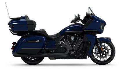 Perfil lateral de una motocicleta 2025 Indian Pursuit Limited en el color Maroon Metallic.