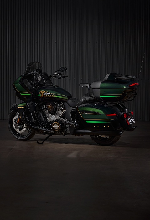 Side profile of a 2025 Indian Pursuit Elite touring motorcycle showcasing the trunk, pegs, and other touring amenities.