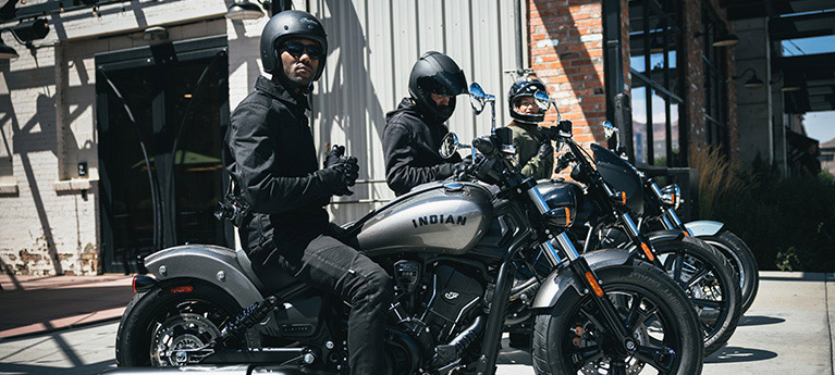 3 personas en motocicletas cruiser 2025 Scout Sixty Bobber.