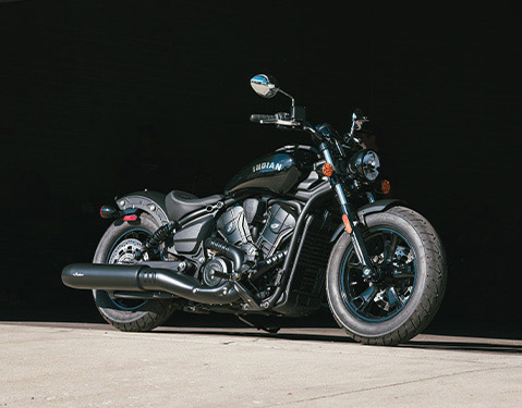 Perfil lateral de una motocicleta cruiser 2025 Scout Sixty Bobber.