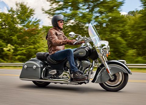 Hombre montando una motocicleta 2025 Indian Springfield bagger en una autopista.