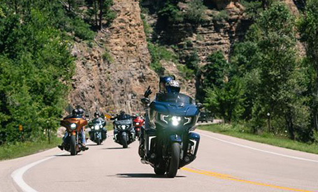 Groupe de motocyclistes sur la route à Sturgis, Dakota du Sud. 