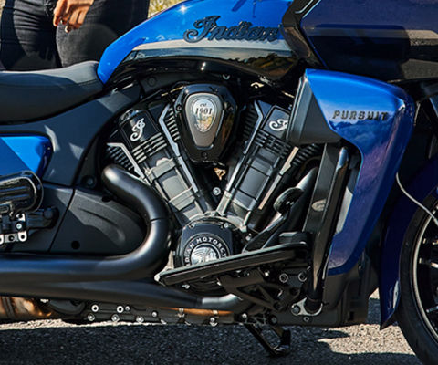 Motor de motocicleta grande totalmente negro.
