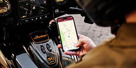 Persona con navegación telefónica GPS en su moto.