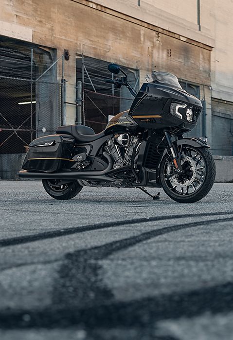 Un hombre caminando hacia una motocicleta estilo Bagger Indian Challenger Limited de 2026.