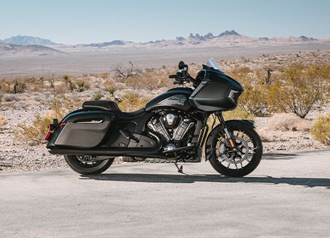 Perfil lateral de una motocicleta estilo Bagger Indian Challenger Dark Horse de 2026 en color Black Smoke.