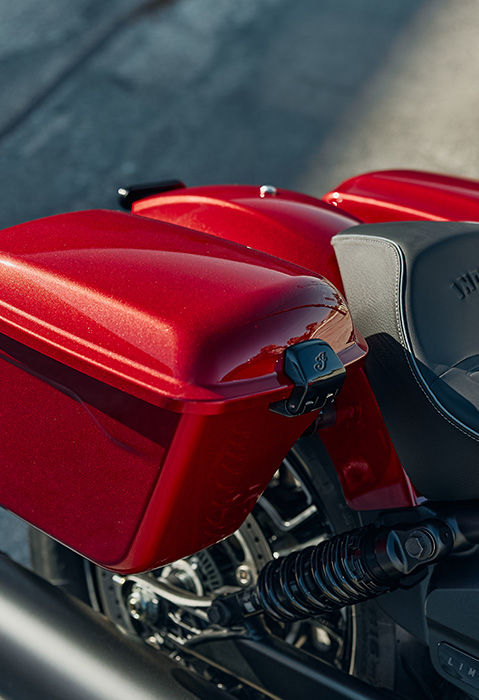 Alforjas rígidas en una motocicleta cruiser 2026 Indian Sport Scout RT.