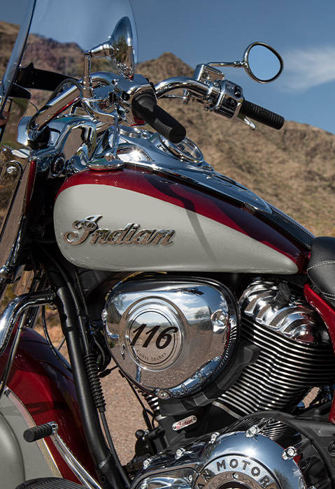 Perfil lateral de una motocicleta bagger Indian Springfield 2025 brillando al sol.