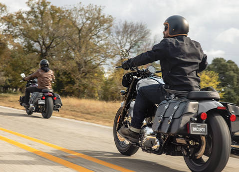 2 personas recorriendo la carretera en sus motocicletas cruiser Indian Super Chief 2026.