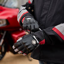 6 personas vistiendo ropa de Indian Motorcycle.