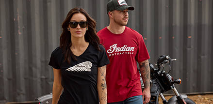Un hombre con una chamarra de Indian Motorcycle, sentado sobre una motocicleta Indian del 125th Anniversary Edition
