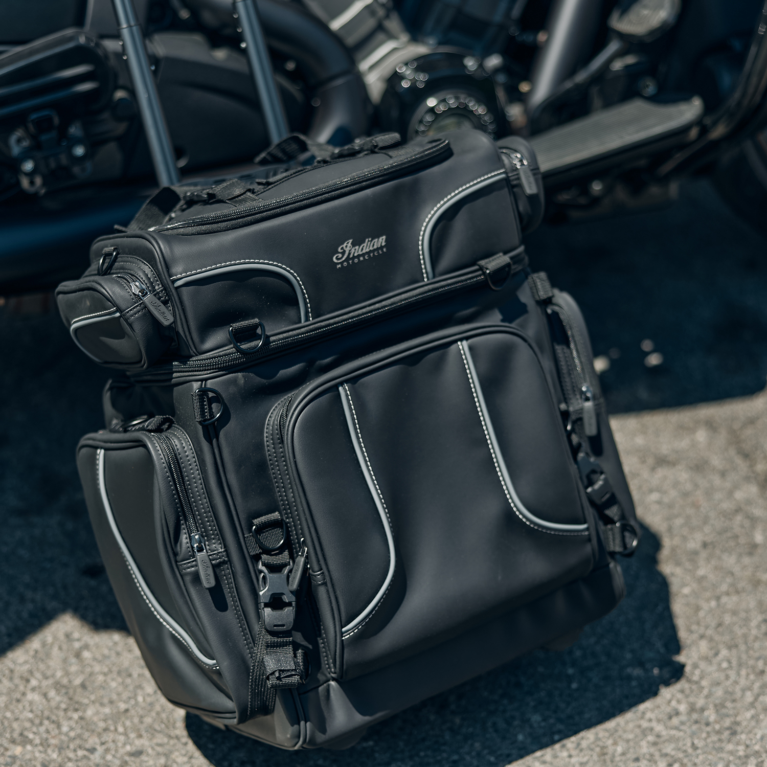 その他 Indian Bag Spirit Lake Wheeled Touring Bag, Black & Gray | Indian Motorcycle