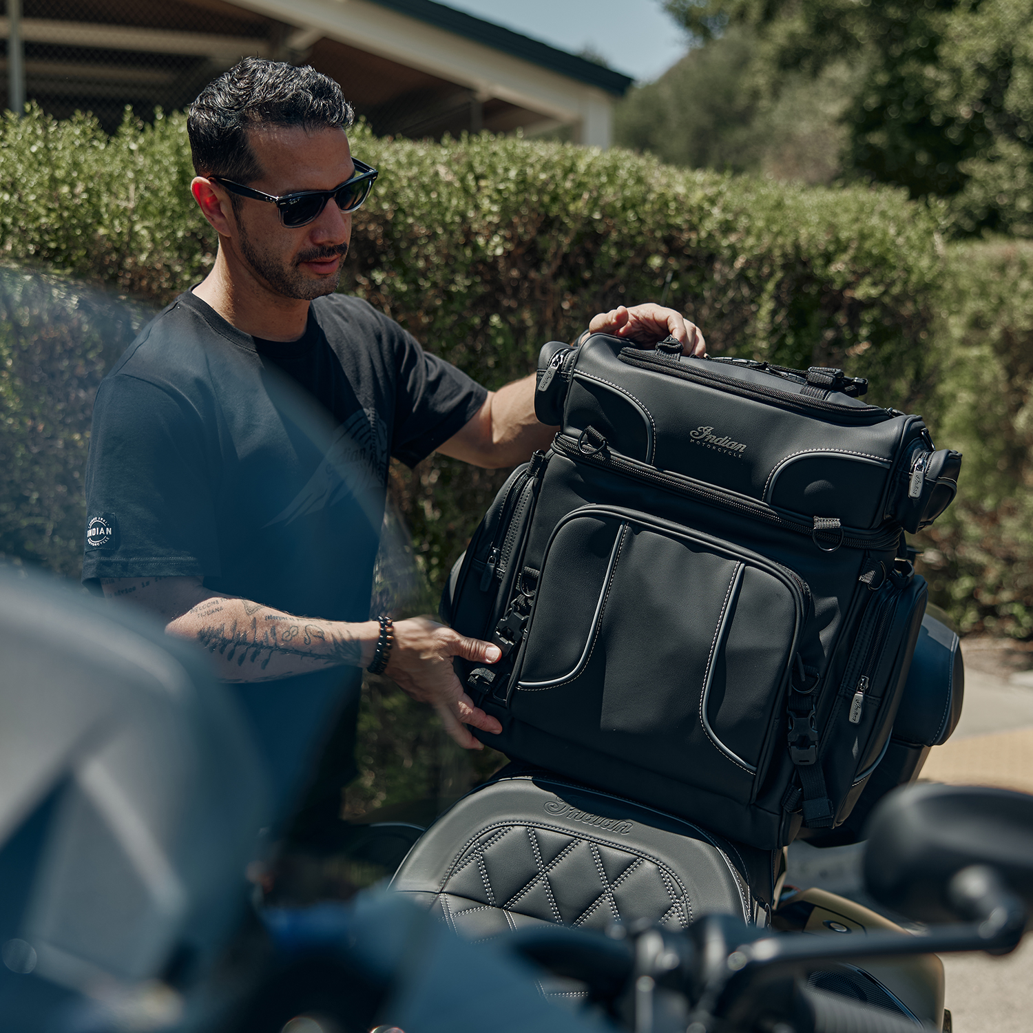 その他 Indian Bag Spirit Lake Wheeled Touring Bag, Black & Gray | Indian Motorcycle