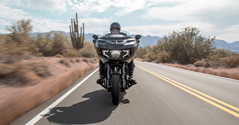 Un motocycliste sur la route avec sa moto Indian Challenger