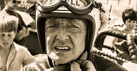 Burt Munro preparándose para una carrera