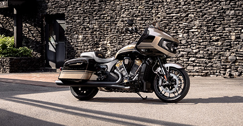 vista lateral de la nueva moto indian Jack daniels de edición limitada