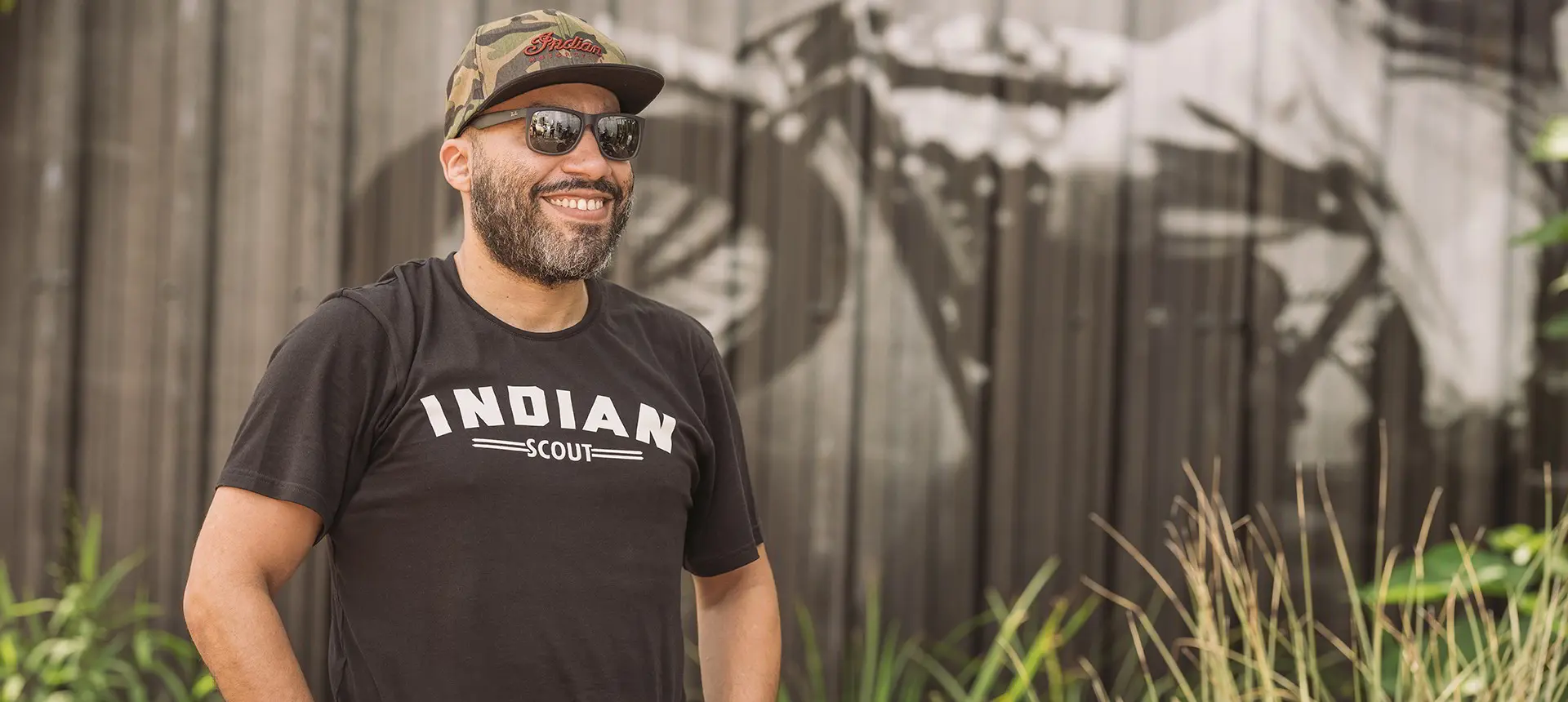 Hombre con ropa de Indian Motorcycle