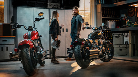 Un homme et une femme à l’intérieur d’un atelier avec deux motos Indian Motorcycle