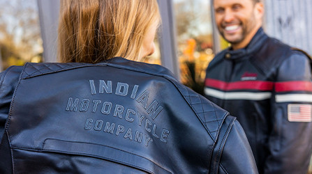 Gros plan sur une veste en cuir Indian Motorcycle