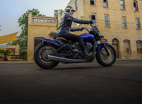 Femme conduisant une moto Indian Motorcycle en ville