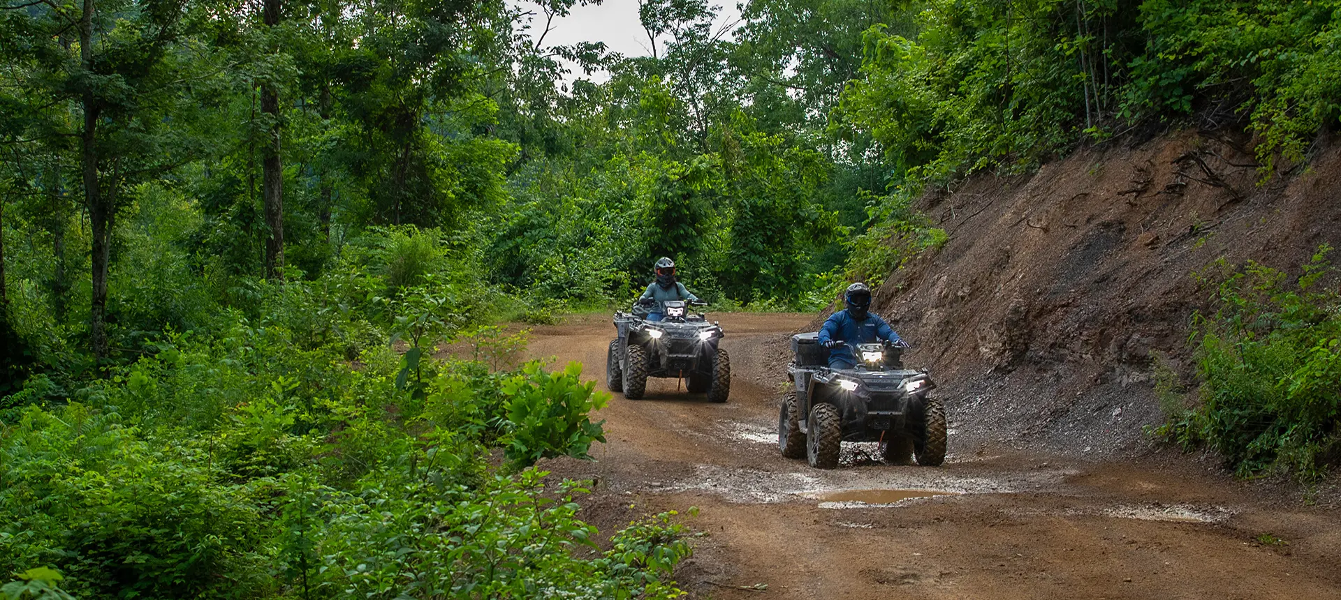 Two Sportsman 850 riding on a trail