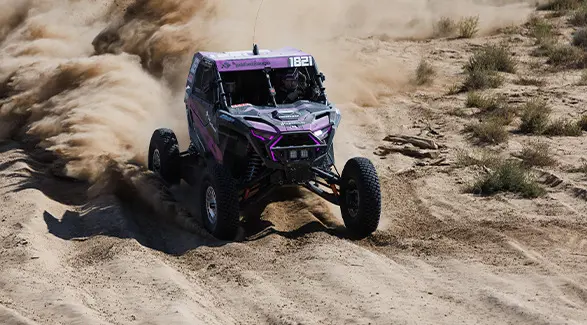 Côte à côte Polaris RZR Pro XP 2025 descendant une colline rocailleuse.