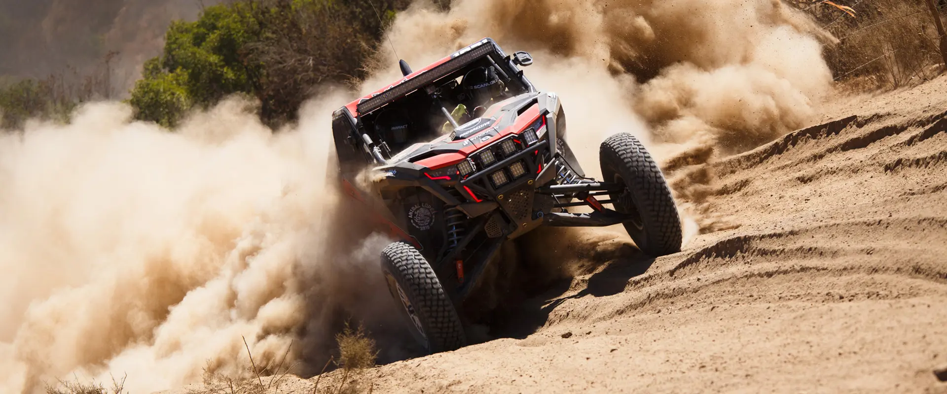 Vue arrière d’un VCC Polaris RZR Pro XP 2025 circulant sur un sentier.